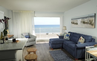 Suite, frente al mar (3rd Floor, King) | Sala de estar | Una televisión de pantalla plana