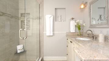 Bañera con ducha, secador de pelo, toallas