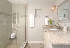 Suite – deluxe, 2 soverom | Bad | Kombinert dusj/badekar, hårføner og håndklær