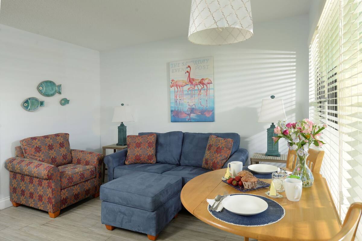 Rom (1 Queen Bed, 2nd Floor) | Skrivebord for bærbar PC, blendingsgardiner og lydisolert
