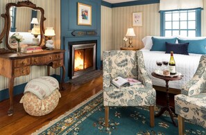 Egyptian cotton sheets, premium bedding, down duvets, memory-foam beds - Waldo Emerson Inn (Kennebunk)
