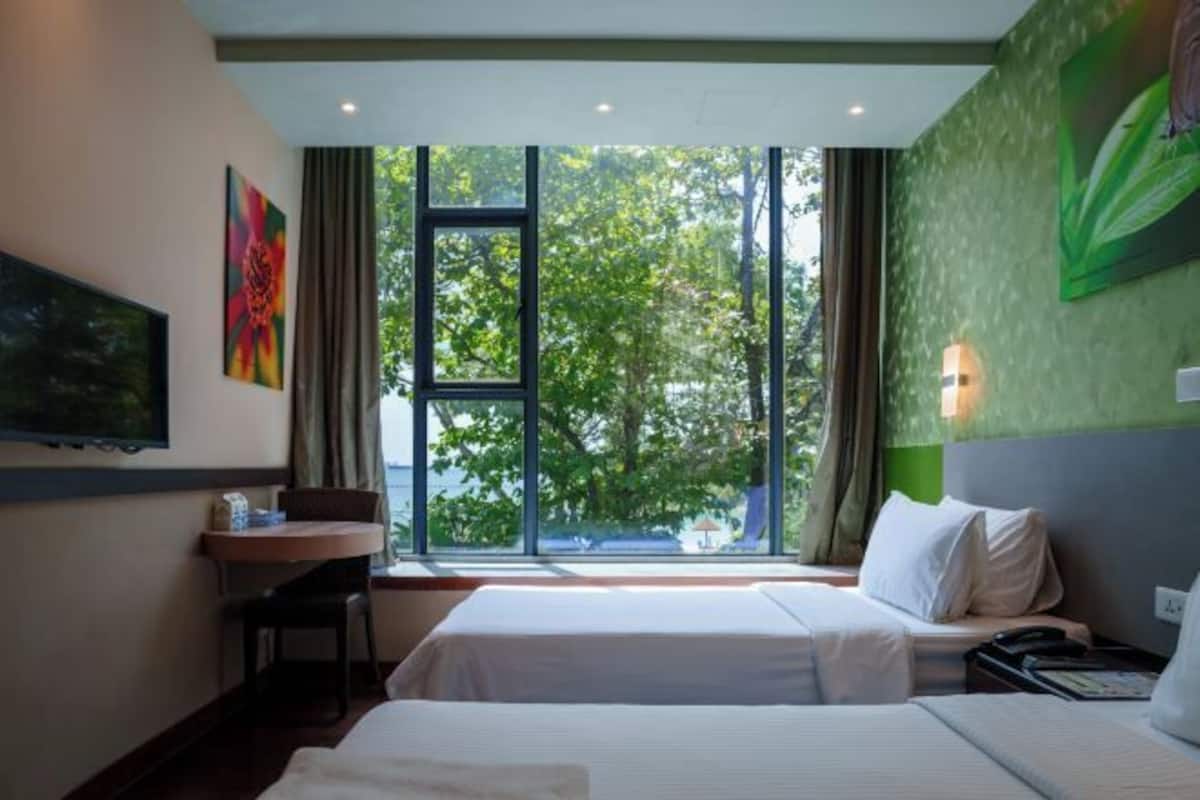 Premium bedding, in-room safe, individually decorated