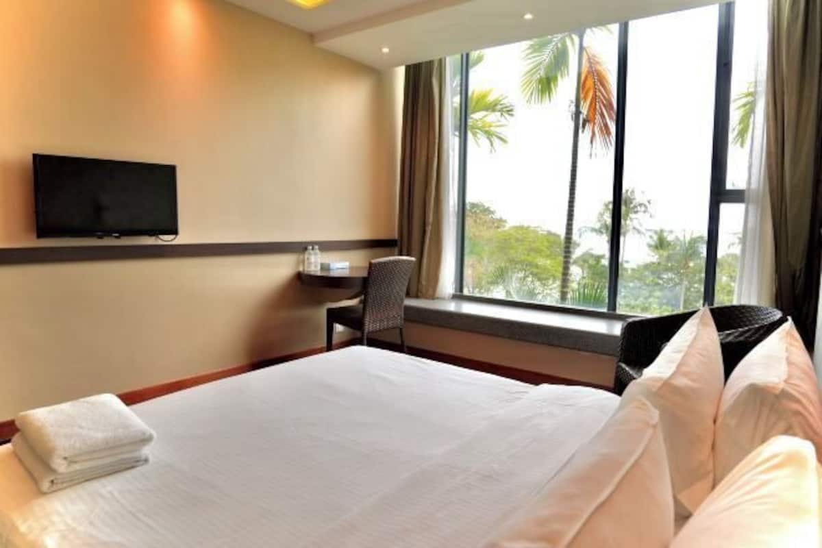 Premium bedding, in-room safe, individually decorated