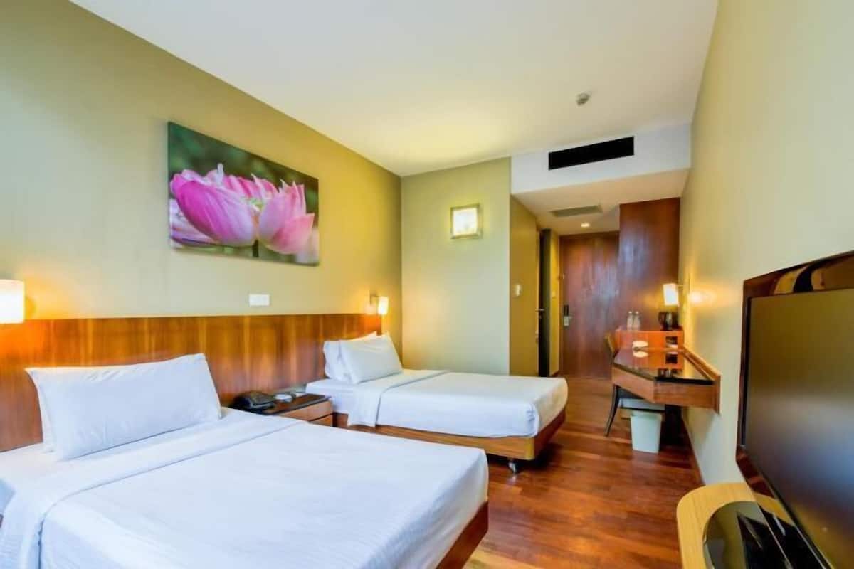 Premium bedding, in-room safe, individually decorated