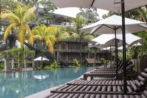 Outdoor pool - Siloso Beach Resort, Sentosa (Singapore)