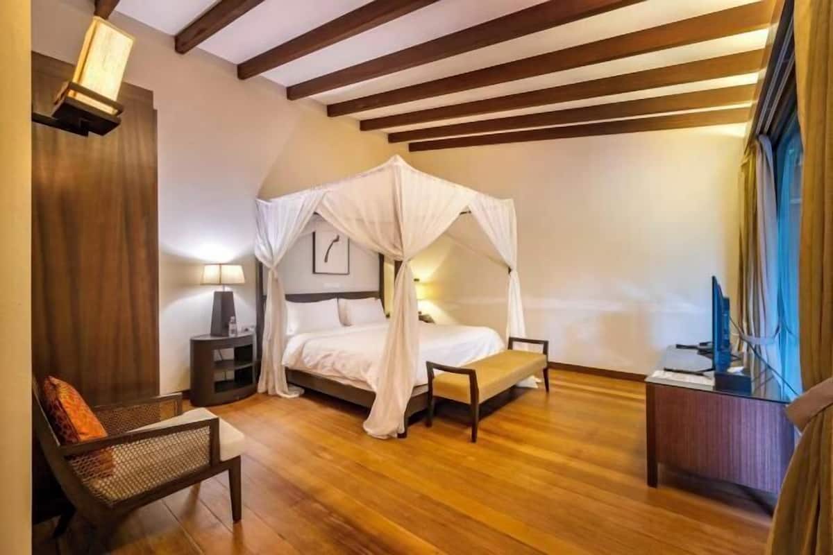 Premium bedding, in-room safe, individually decorated