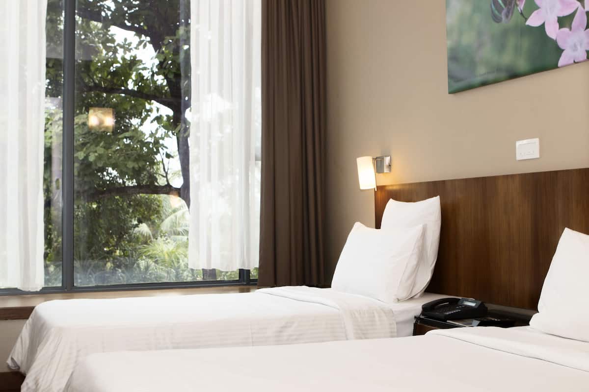 Ropa de cama de alta calidad y caja de seguridad en la habitación 