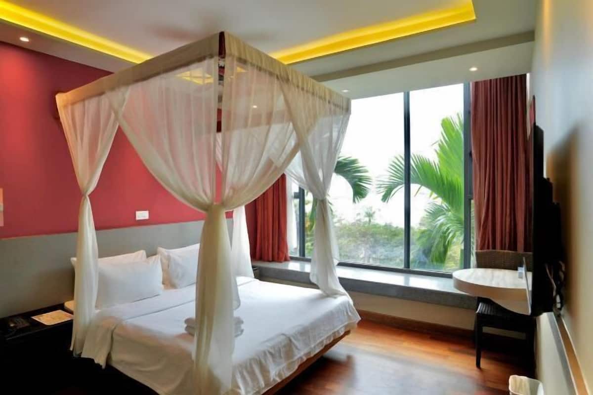 Premium bedding, in-room safe, individually decorated