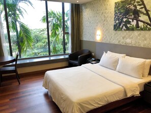 Ropa de cama de alta calidad y caja de seguridad en la habitación 