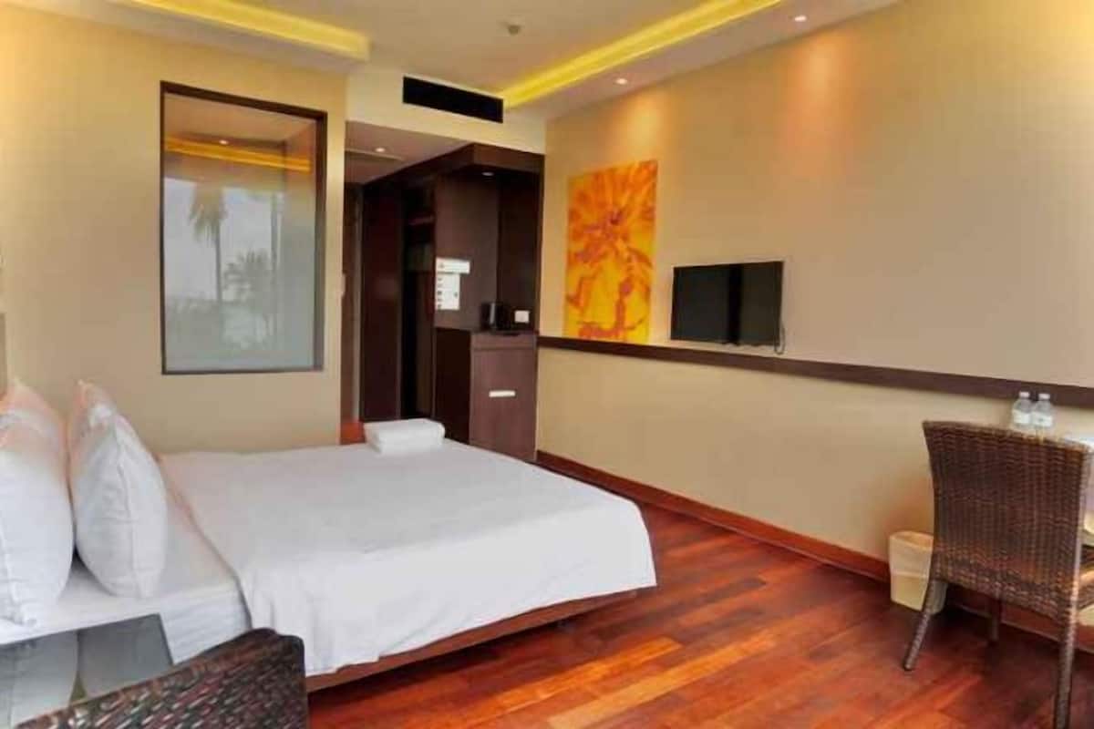 Premium bedding, in-room safe, individually decorated