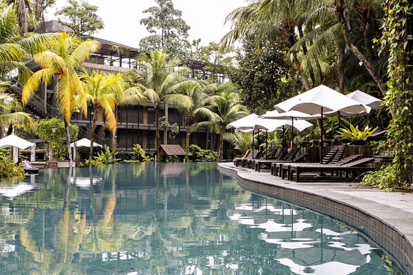Outdoor pool - Siloso Beach Resort, Sentosa (Singapore)