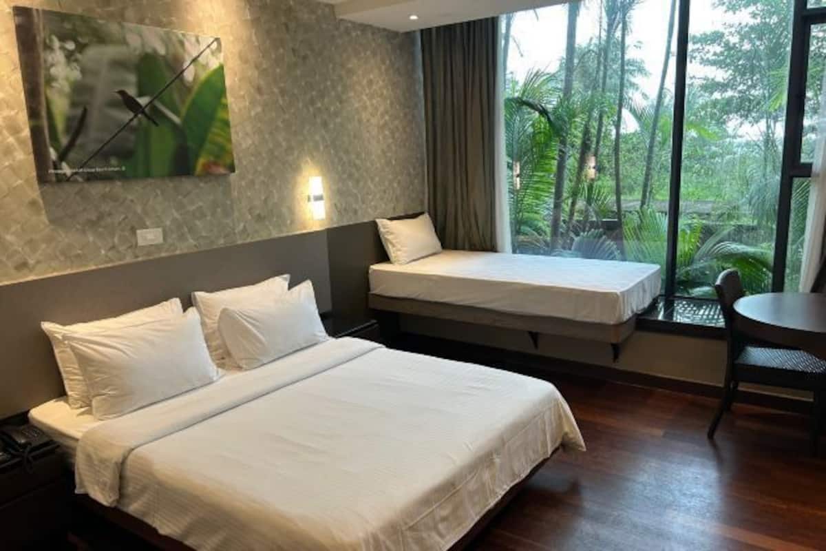 Premium bedding, in-room safe, individually decorated