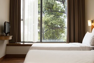 Ropa de cama de alta calidad y caja de seguridad en la habitación