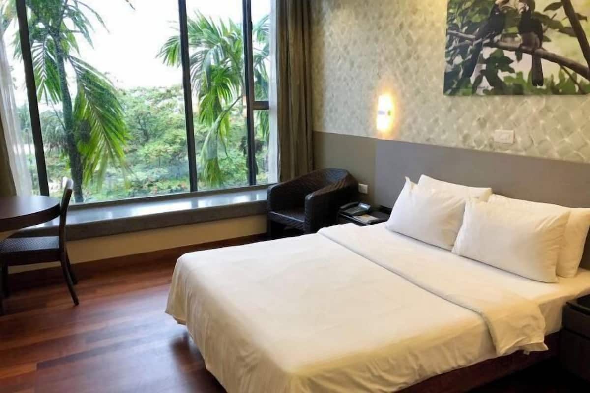 Premium bedding, in-room safe, individually decorated