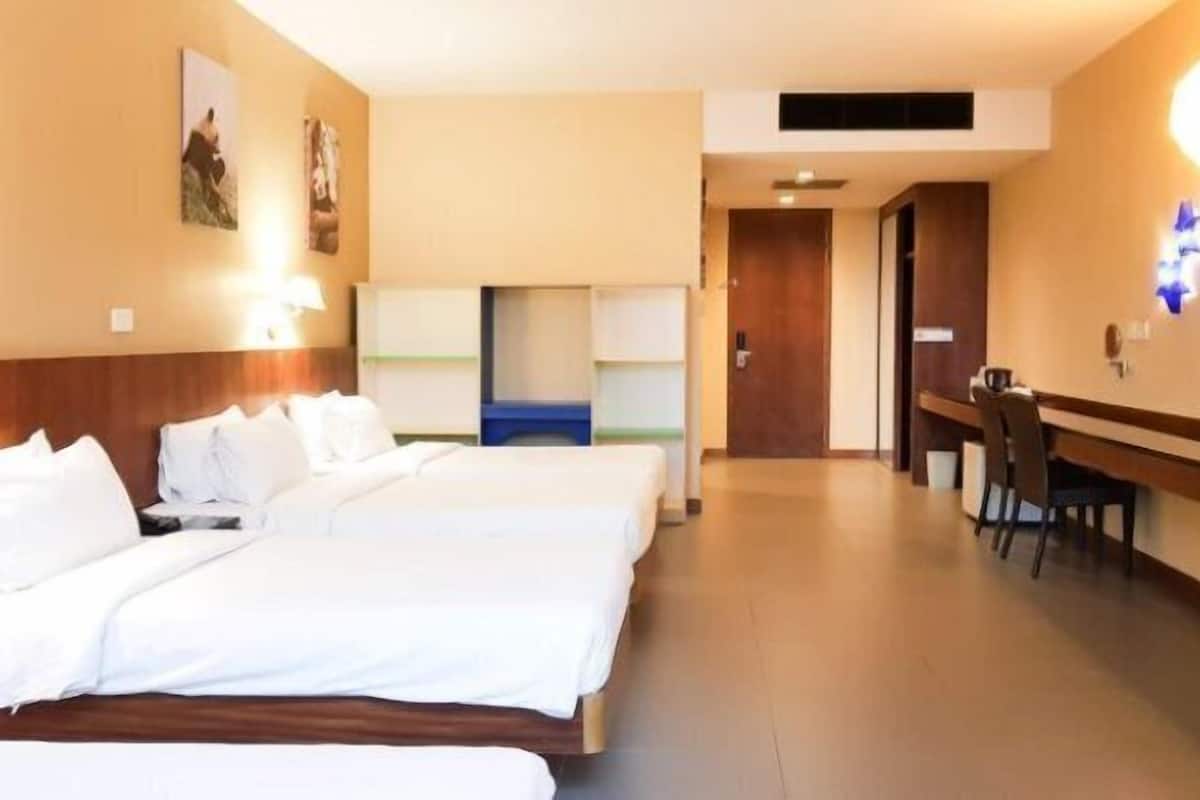 Premium bedding, in-room safe, individually decorated