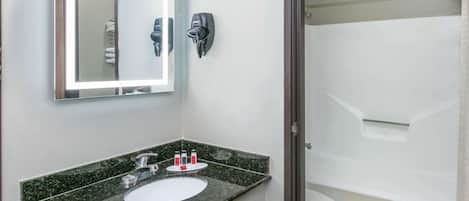 Combined shower/tub, hair dryer, towels
