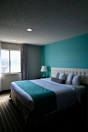 In-room safe, desk, laptop workspace, blackout curtains - Howard Johnson by Wyndham New Braunfels (New Braunfels)