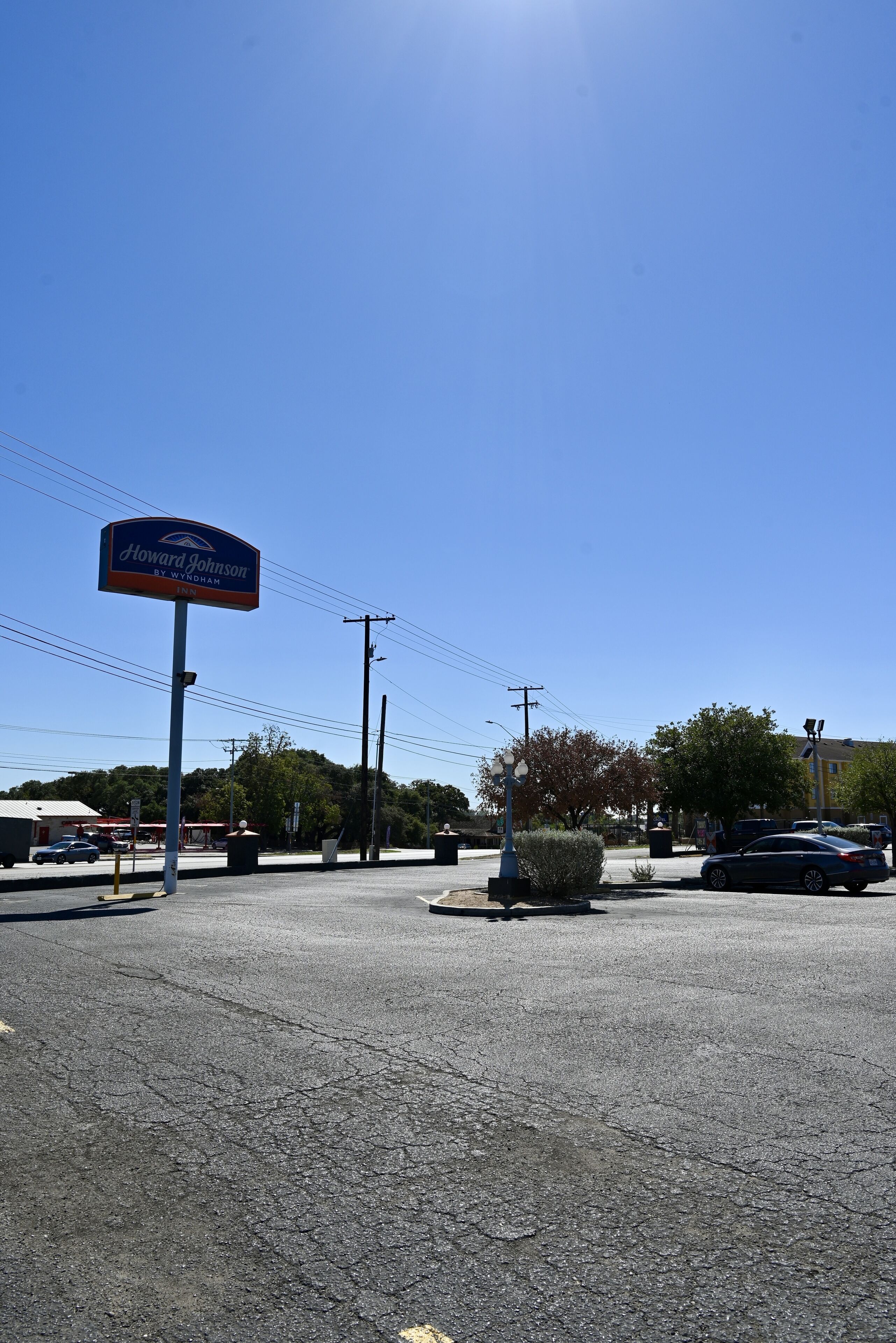 Un estacionamiento con un letrero de Howard Johnson by Wyndham.