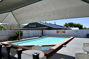 Outdoor pool, open 9:00 AM to 9:00 PM, pool loungers - Howard Johnson by Wyndham New Braunfels (New Braunfels)
