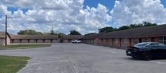 Lakeside Inn & Suites by OYO Mathis I 37