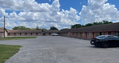 Lakeside Inn & Suites by OYO Mathis I 37