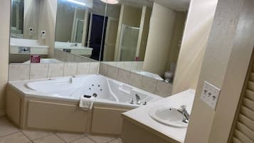 Premium Δωμάτιο, 2 Διπλά Κρεβάτια, Μη Καπνιστών, μπανιέρα με υδρομασάζ | Μπανιέρα με υδρομασάζ