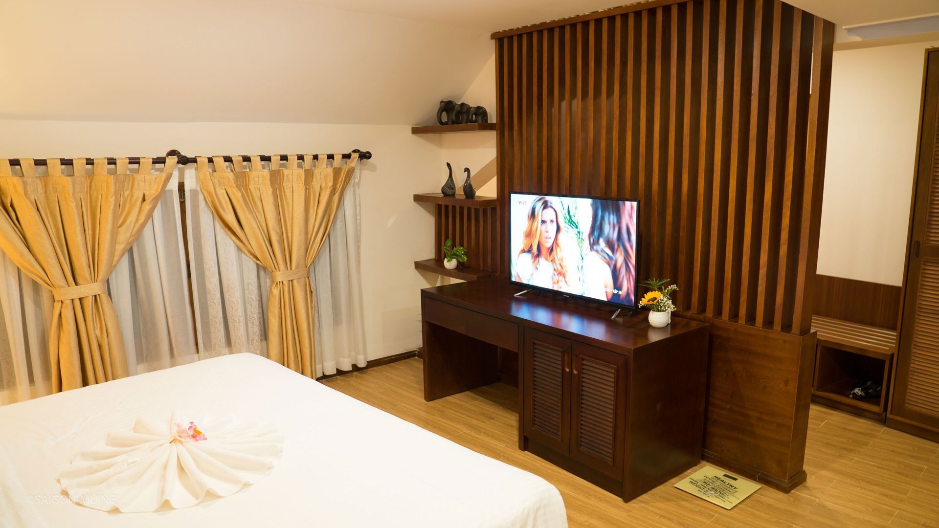 Minibar, in-room safe, iron/ironing board, free WiFi