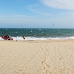 Pantai persendirian, kerusi lepak pantai, payung, tuala pantai