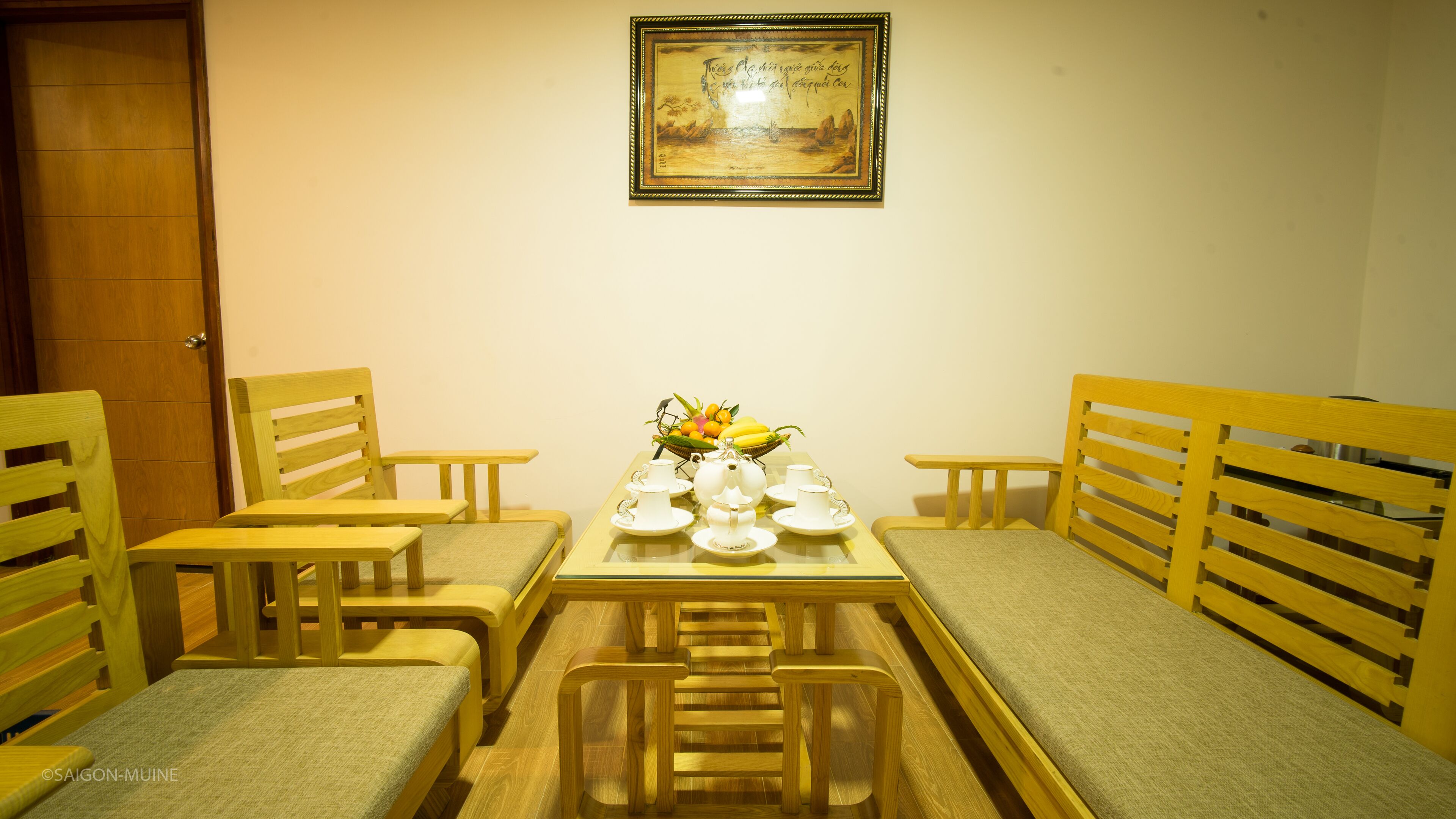 family suite - no balcony | living room | tv