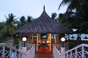 Se sirven desayunos, almuerzos y cenas; con vista a la piscina