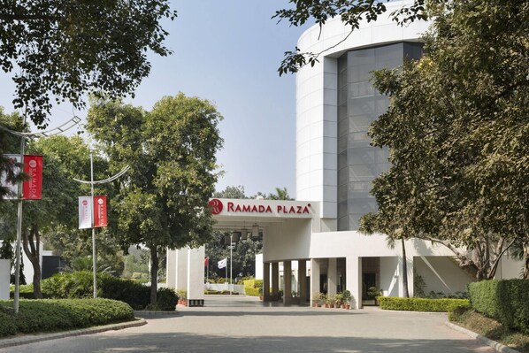 Exterior - Ramada Plaza by Wyndham JHV Varanasi (Varanasi)