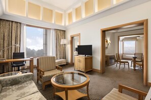 Minibar, värdeförvaringsskåp på rummet och skrivbord