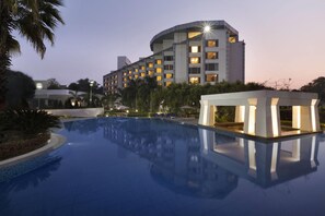 Outdoor pool, pool loungers - Ramada Plaza by Wyndham JHV Varanasi (Varanasi)