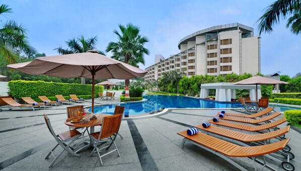 Utomhuspool och solstolar