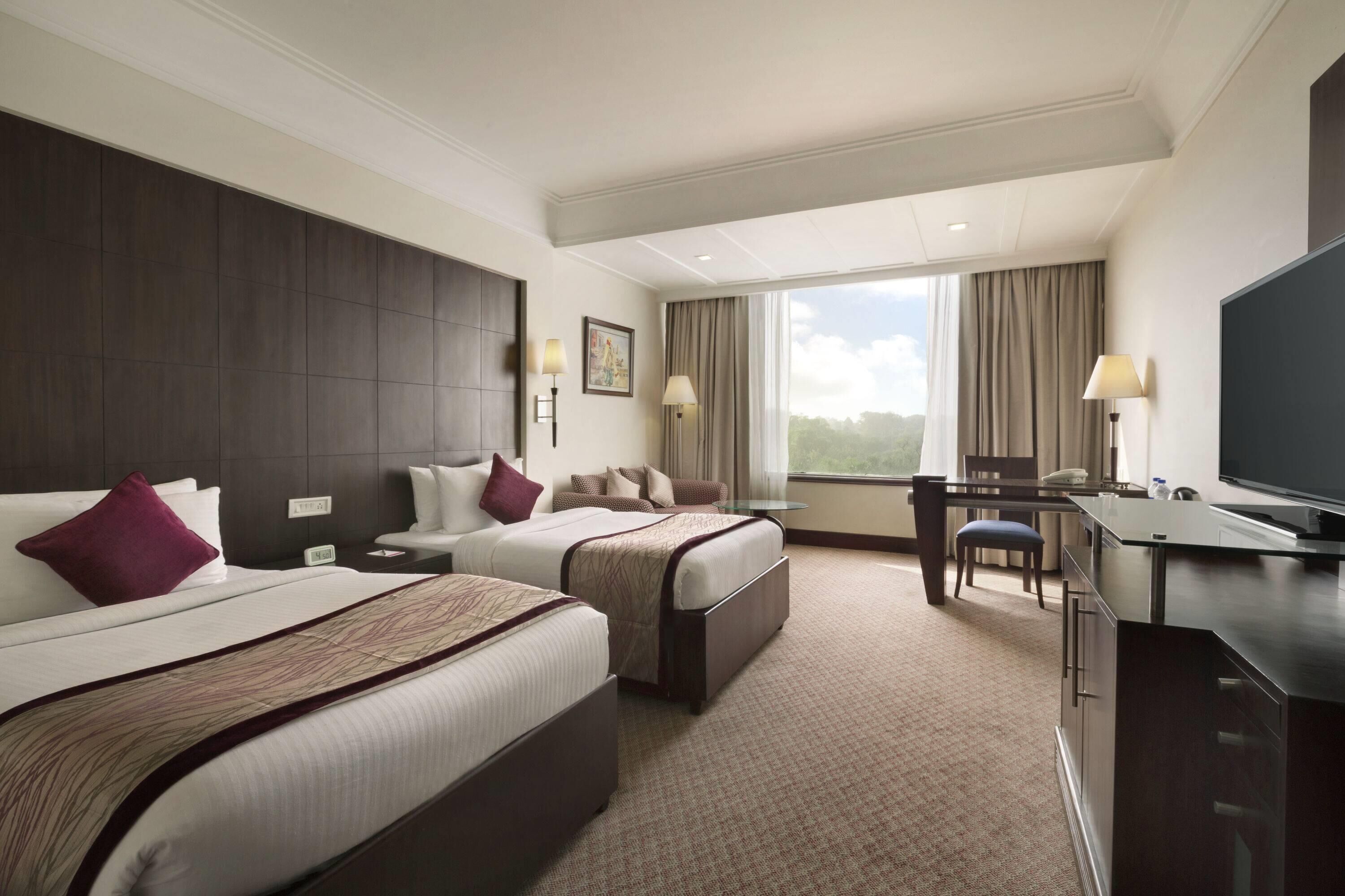 1 Twin Bed, Premium Room, Non-Smoking | Minibar, in-room safe, desk, blackout drapes