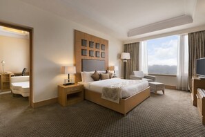 Minibar, värdeförvaringsskåp på rummet och skrivbord