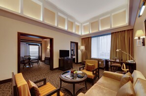 Minibar, värdeförvaringsskåp på rummet och skrivbord