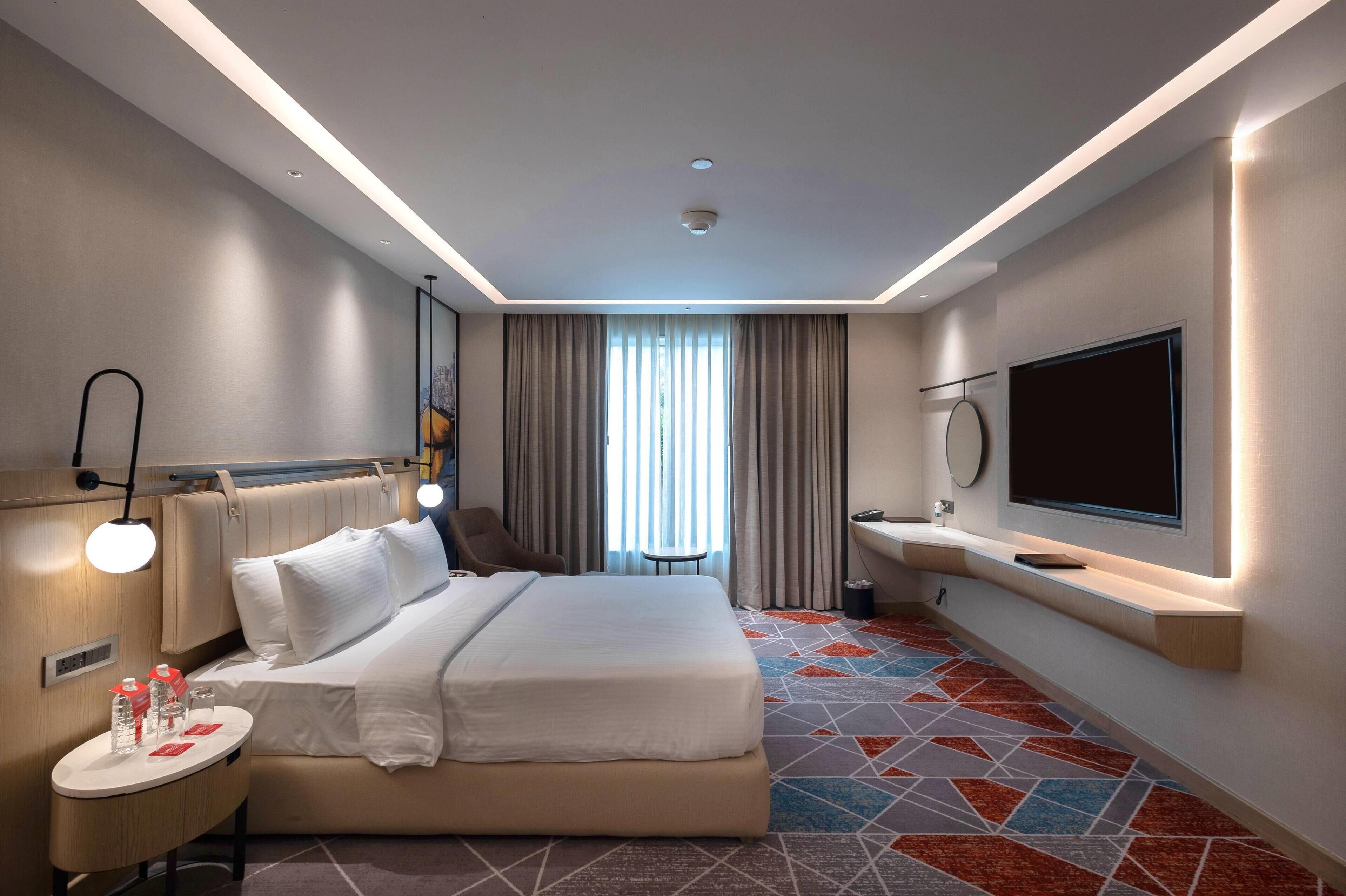 1 Queen Bed, 1 Bunk Bed, Family Suite, Club Lounge Access, Non-Smoking | Minibar, in-room safe, desk, blackout curtains