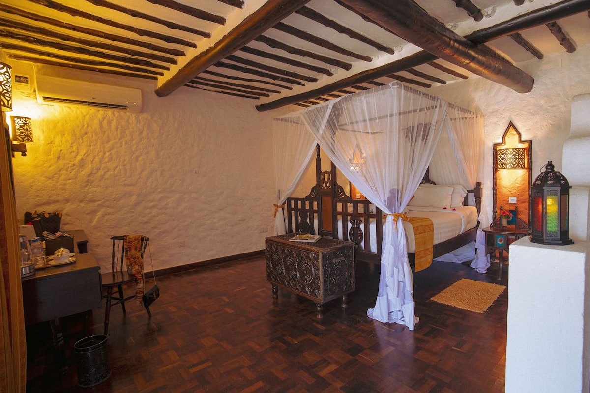 junior studio suite, 1 double bed, garden view | 1 bedroom, minibar, in-room safe, desk