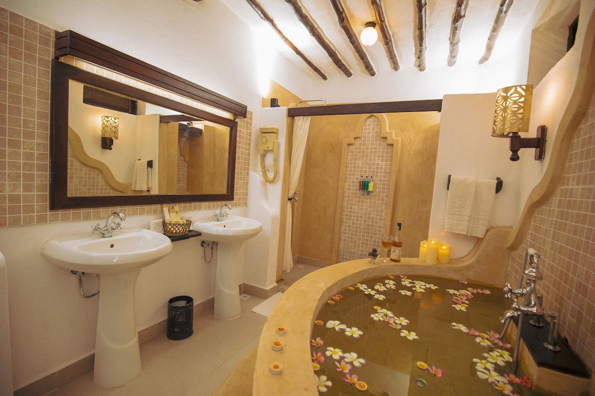 junior studio suite, 1 double bed, garden view | bathroom | free toiletries, hair dryer, bathrobes, slippers