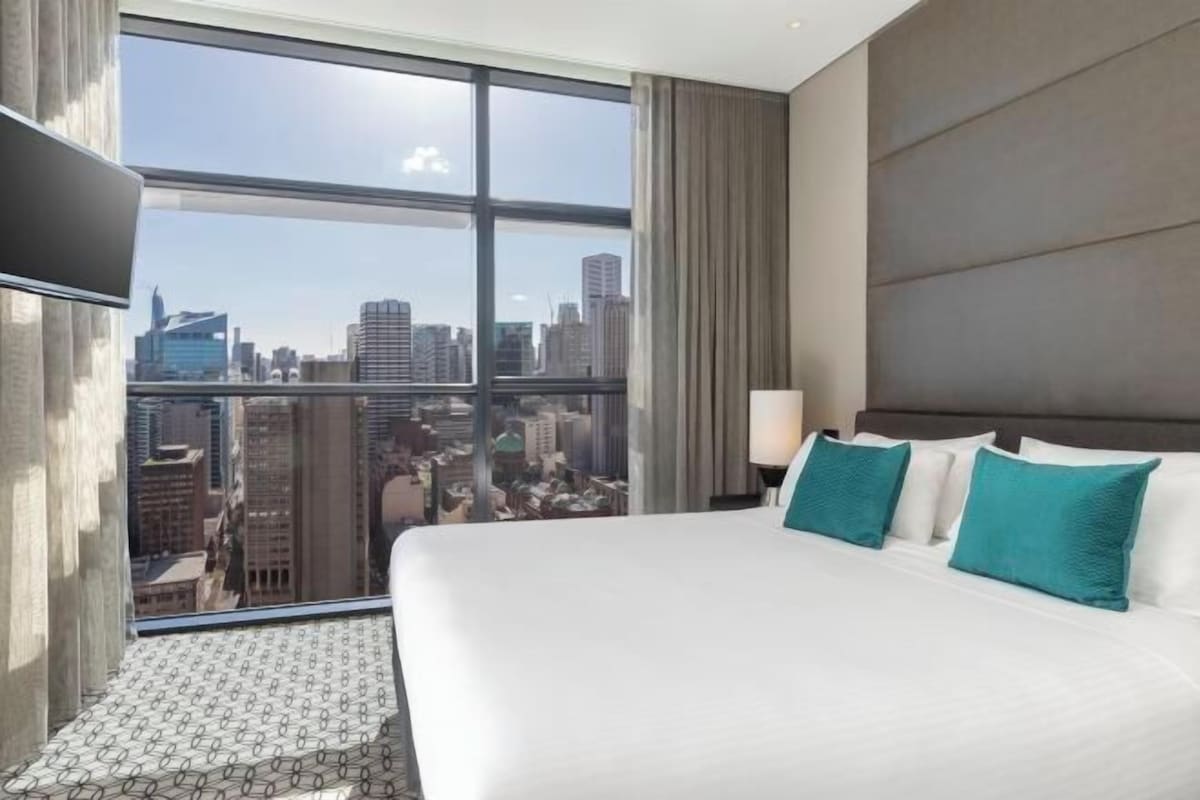 Premium bedding, in-room safe, desk, laptop workspace