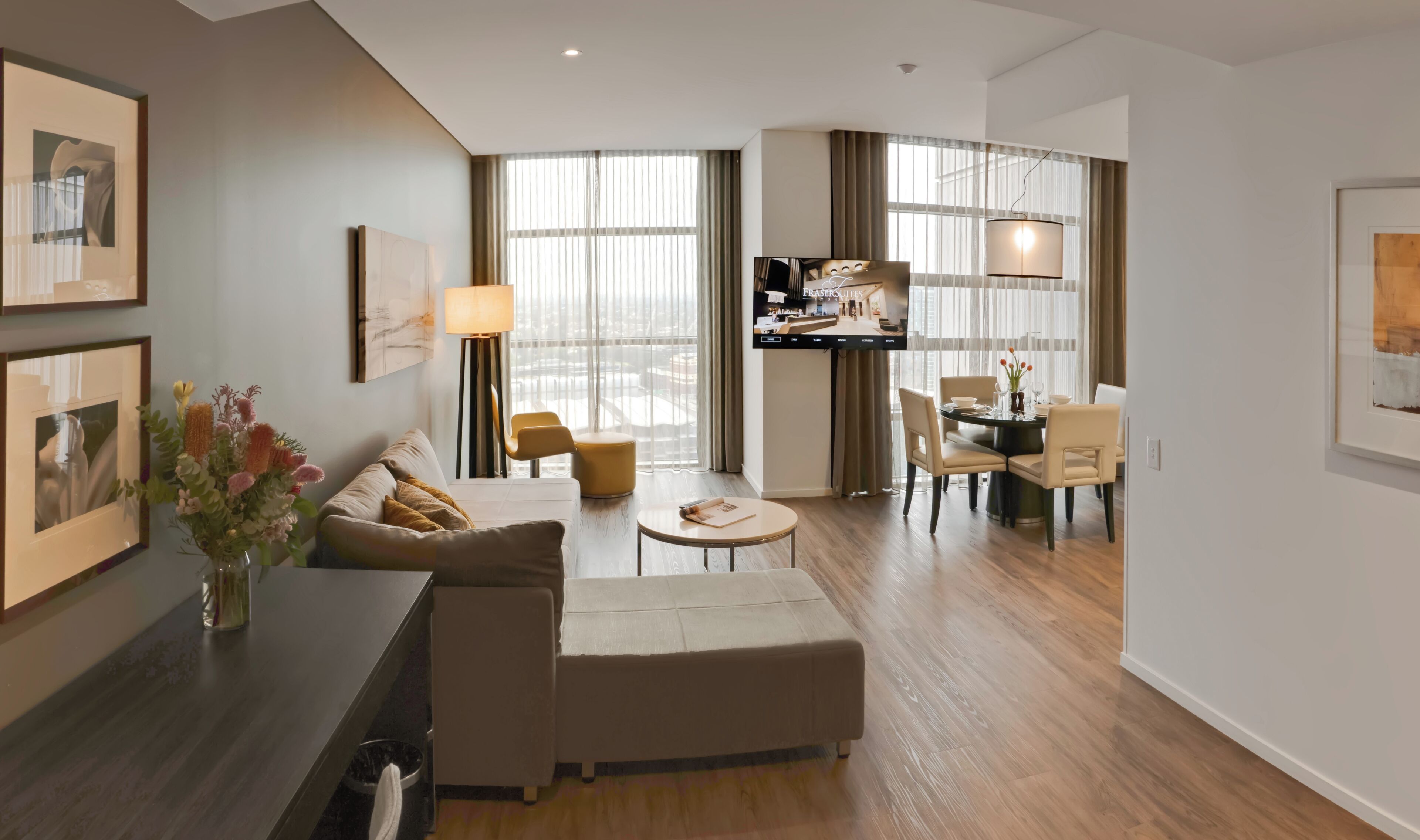 Ylelliset vuodevaatteet, tallelokero huoneessa, työpöytä