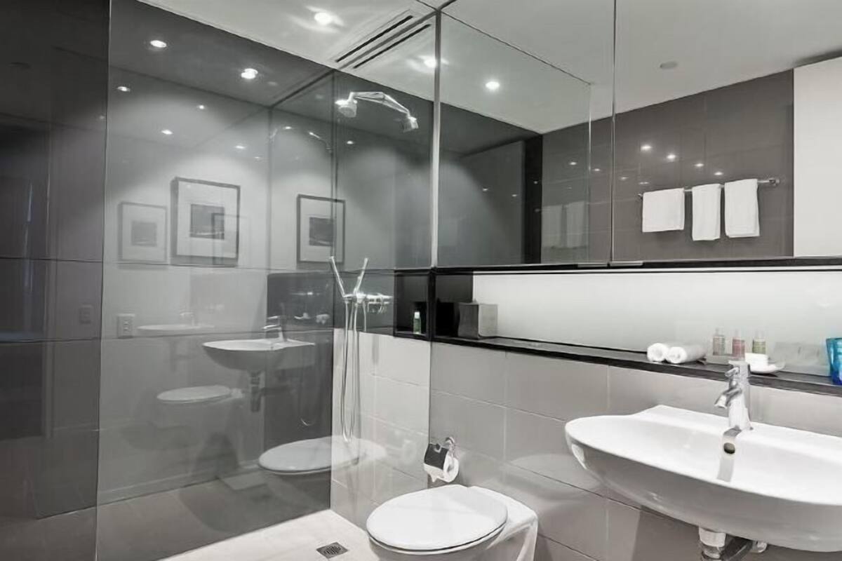 Bathroom | Free toiletries, hair dryer, slippers, towels