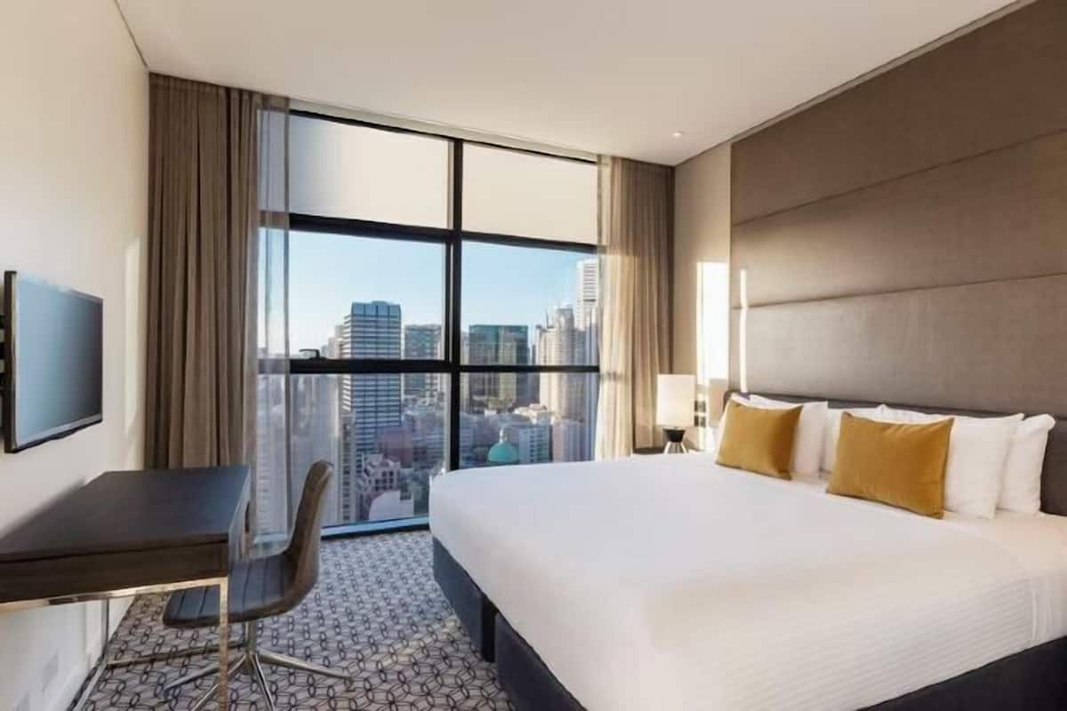 Premium bedding, in-room safe, desk, laptop workspace