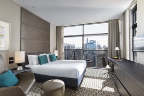Premium bedding, in-room safe, desk, laptop workspace - Fraser Suites Sydney (Sydney)