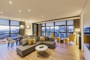 Premium bedding, in-room safe, desk, laptop workspace - Fraser Suites Sydney (Sydney)