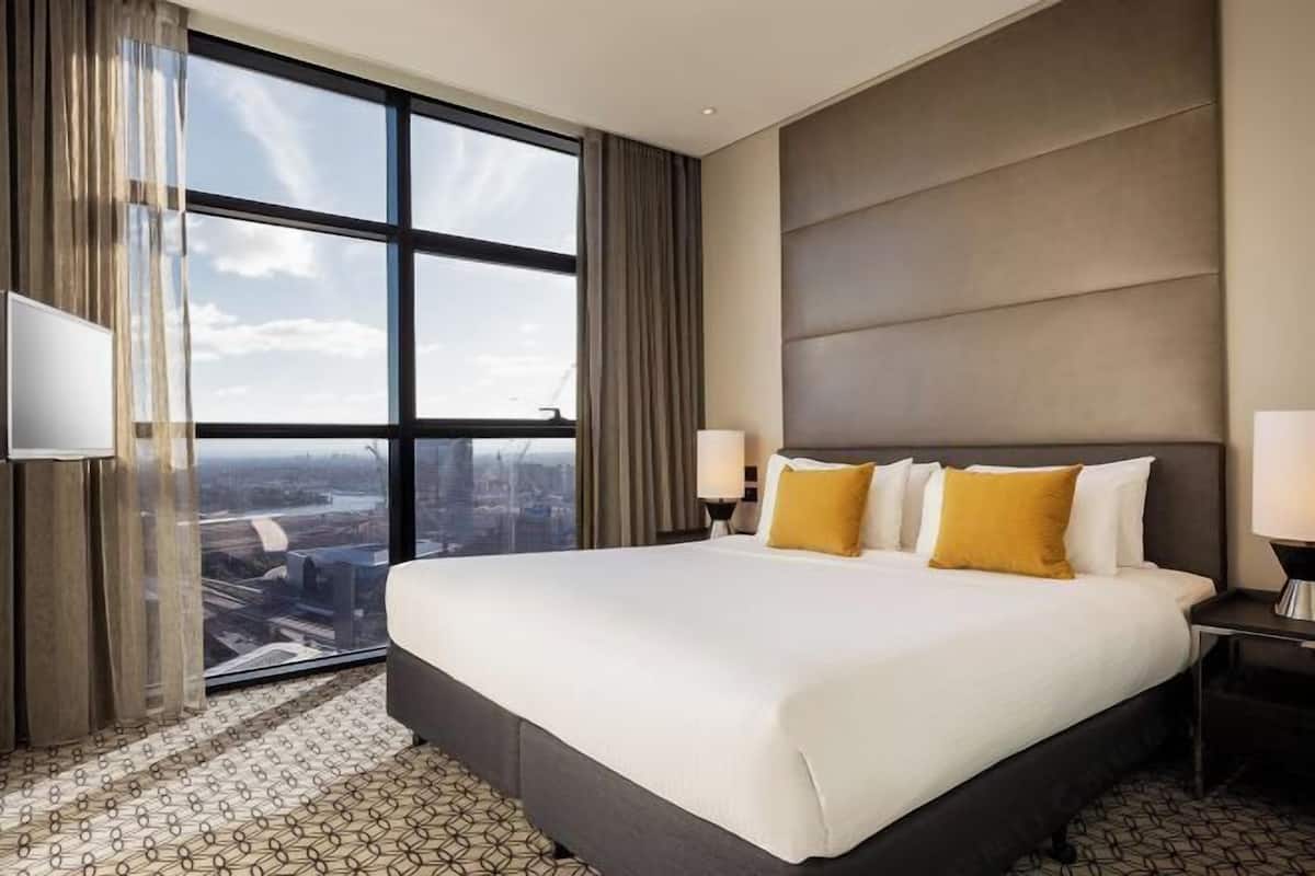 Premium bedding, in-room safe, desk, laptop workspace