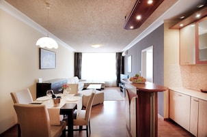Apartment, 1 Bedroom, Kitchenette | Private kitchen | Fridge, microwave, oven, stovetop