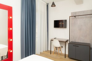 Minibar, caja de seguridad en la habitación y escritorio 