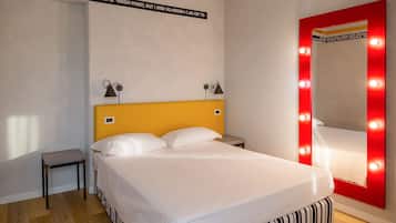 Familienzimmer | Minibar, Zimmersafe, Schreibtisch, Verdunkelungsvorhänge